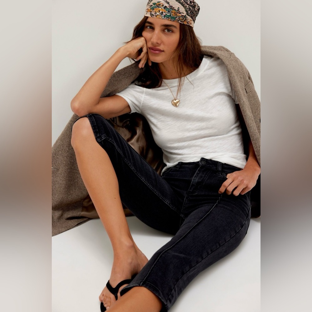 We The Free Dusk To Dawn
Capri Jeans 
Size 27
Color: Eclipse